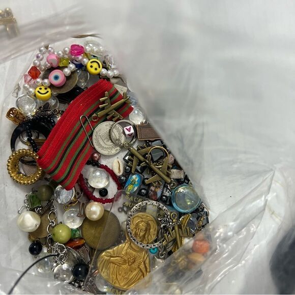 5 pounds of craft jewelry bundle vintage to current for repurpose - Picture 8 of 9